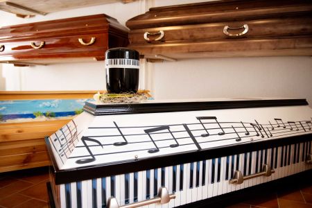 Sarg und Urne mit Musik-Motiv Martens Bestattungen Kiel