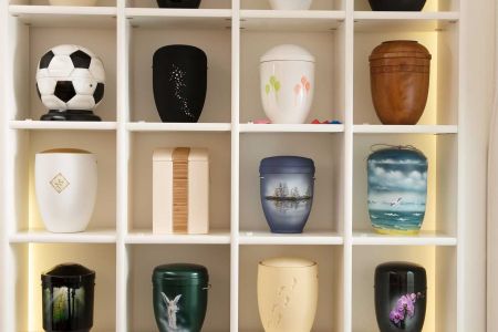 Urnenausstellung Martens Bestattungen Kiel