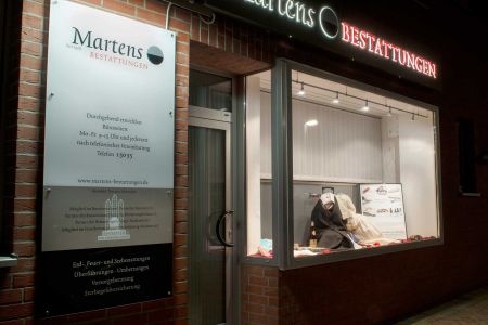 Schaufenster Martens Bestattungen Kiel