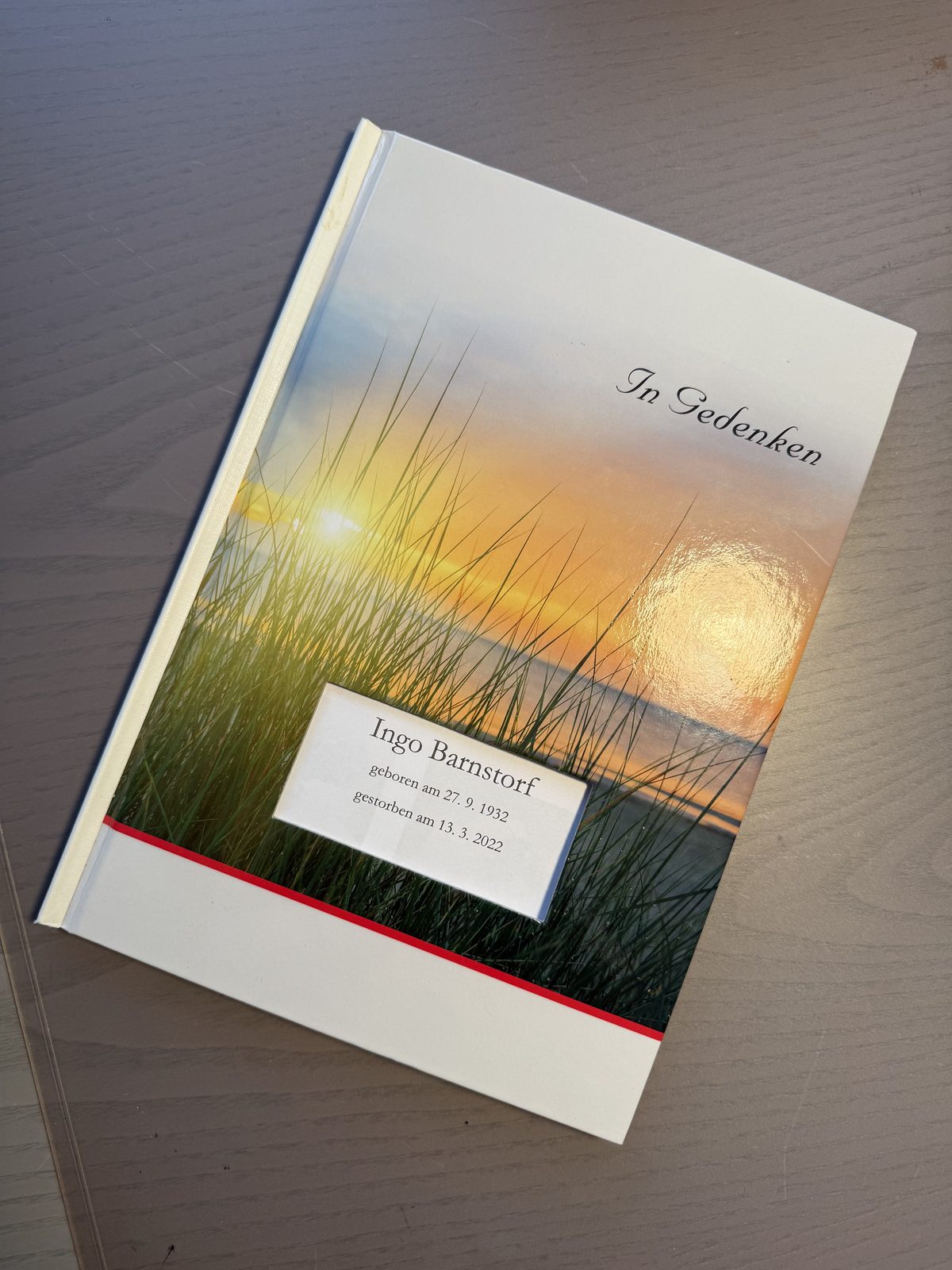 Erinnerungsbuch mit Titel auf einem Tisch – Martens Bestattungen Kiel