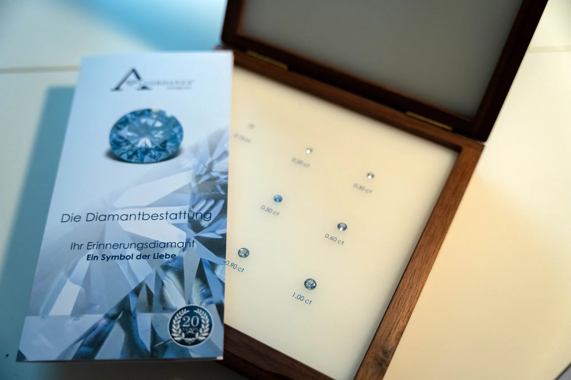 Erinnerungsdiamant in einer geöffneten Holzschatulle – Diamantbestattung